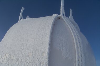 Zamarznięta kopuła widokowa na szczycie góry Wendelstein 